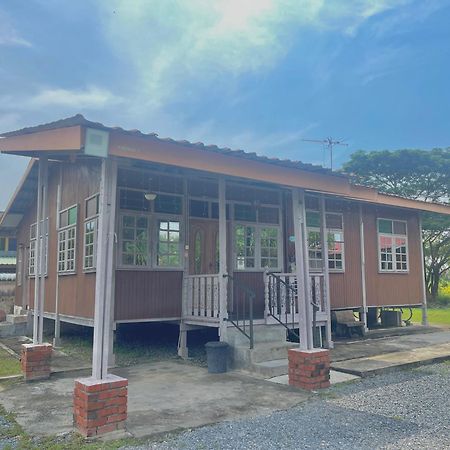 Tamteh Homestay Ayer Hitam Exterior foto