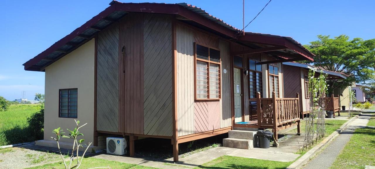 Tamteh Homestay Ayer Hitam Exterior foto